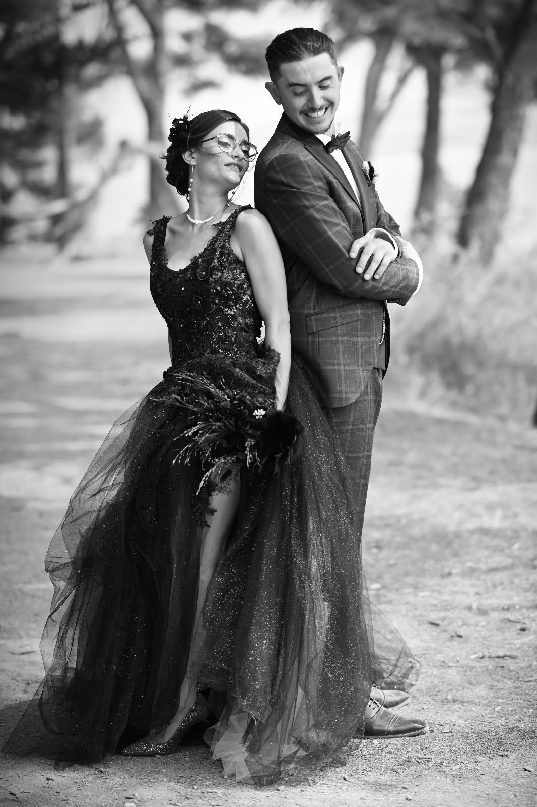 Mariés robe noire sur mesure, photo noir et blanc