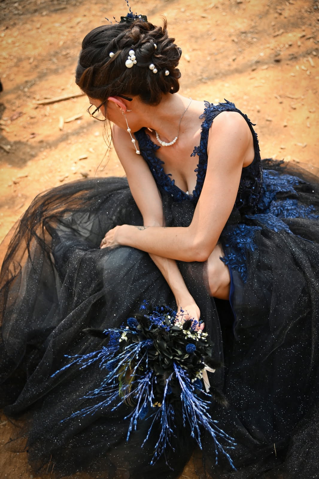 Robe de mariée bleue noire dentelle avec bouquet
