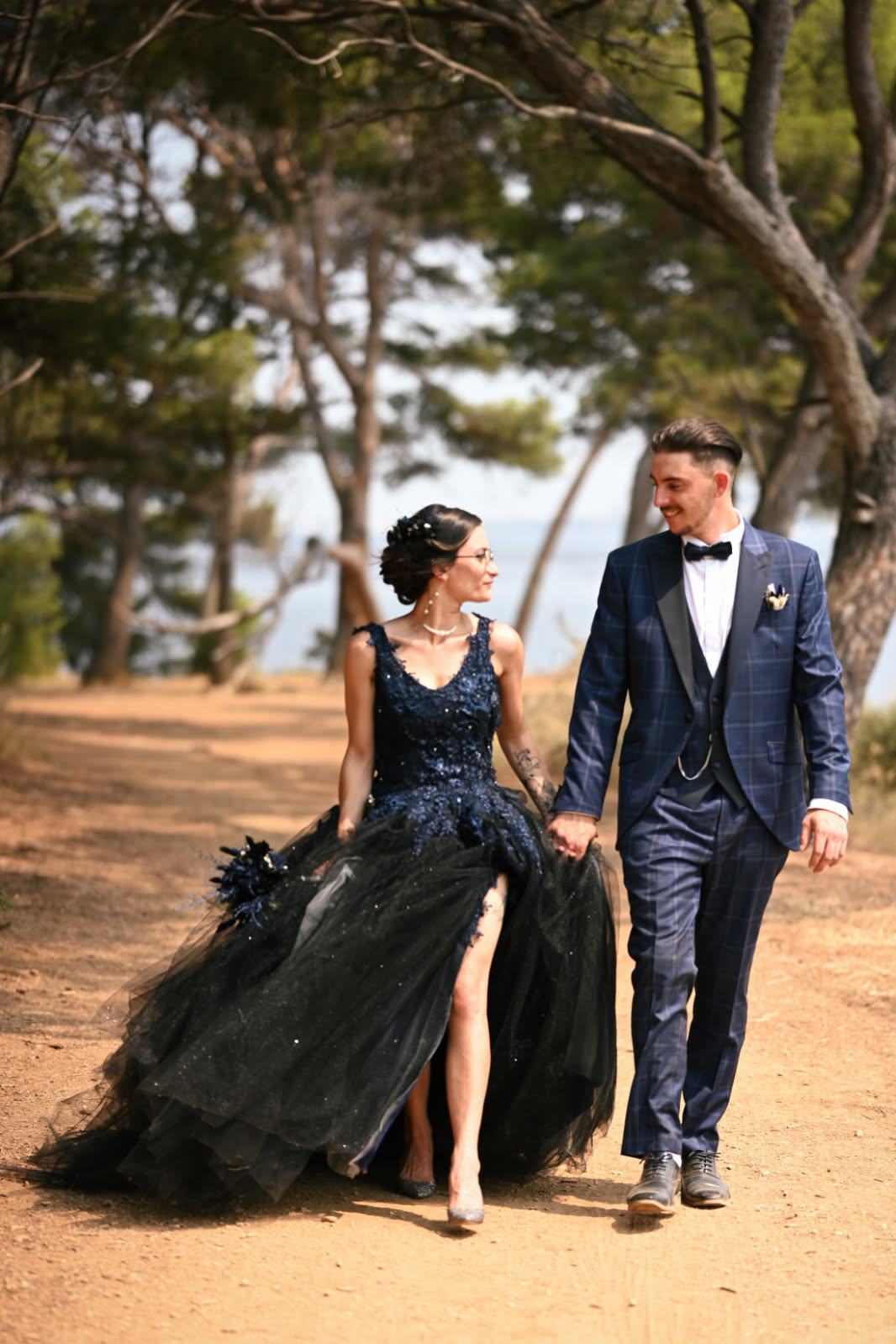 Couple robe de mariée bleue et noire sur mesure