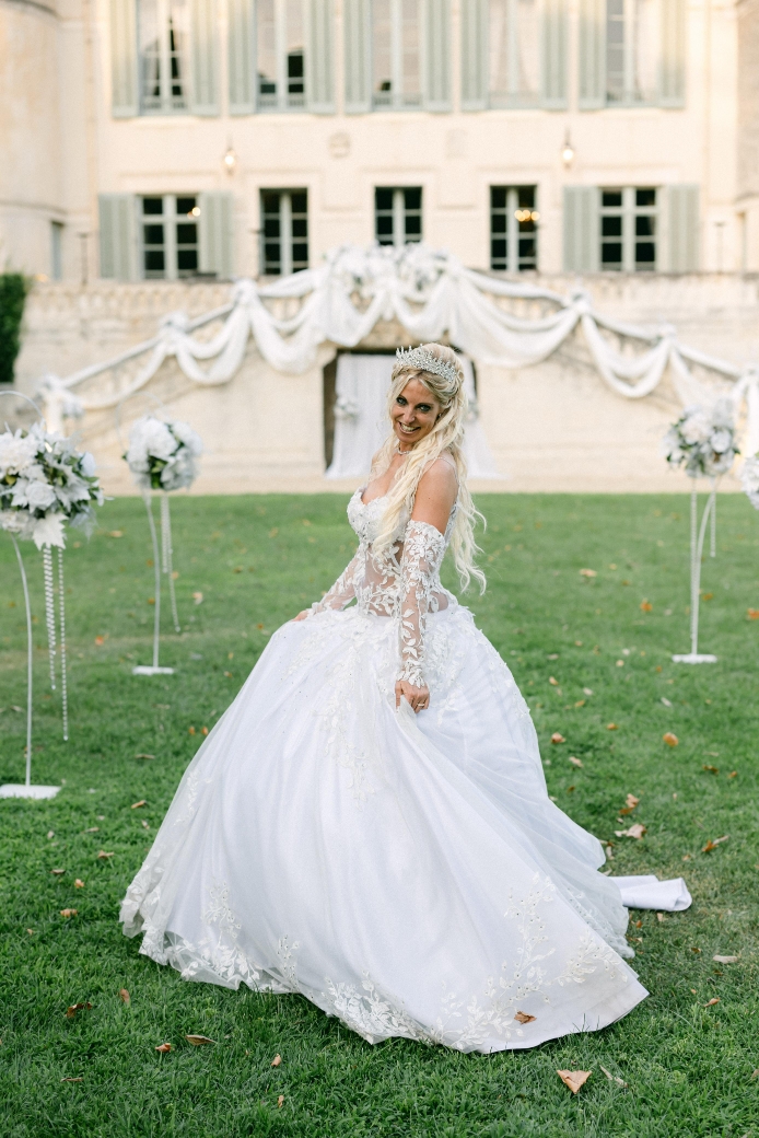 Robe de mariée princesse dentelle devant château