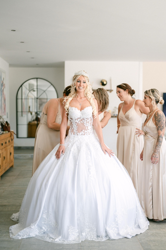 Mariée robe blanche princesse avec ses demoiselles d'honneur