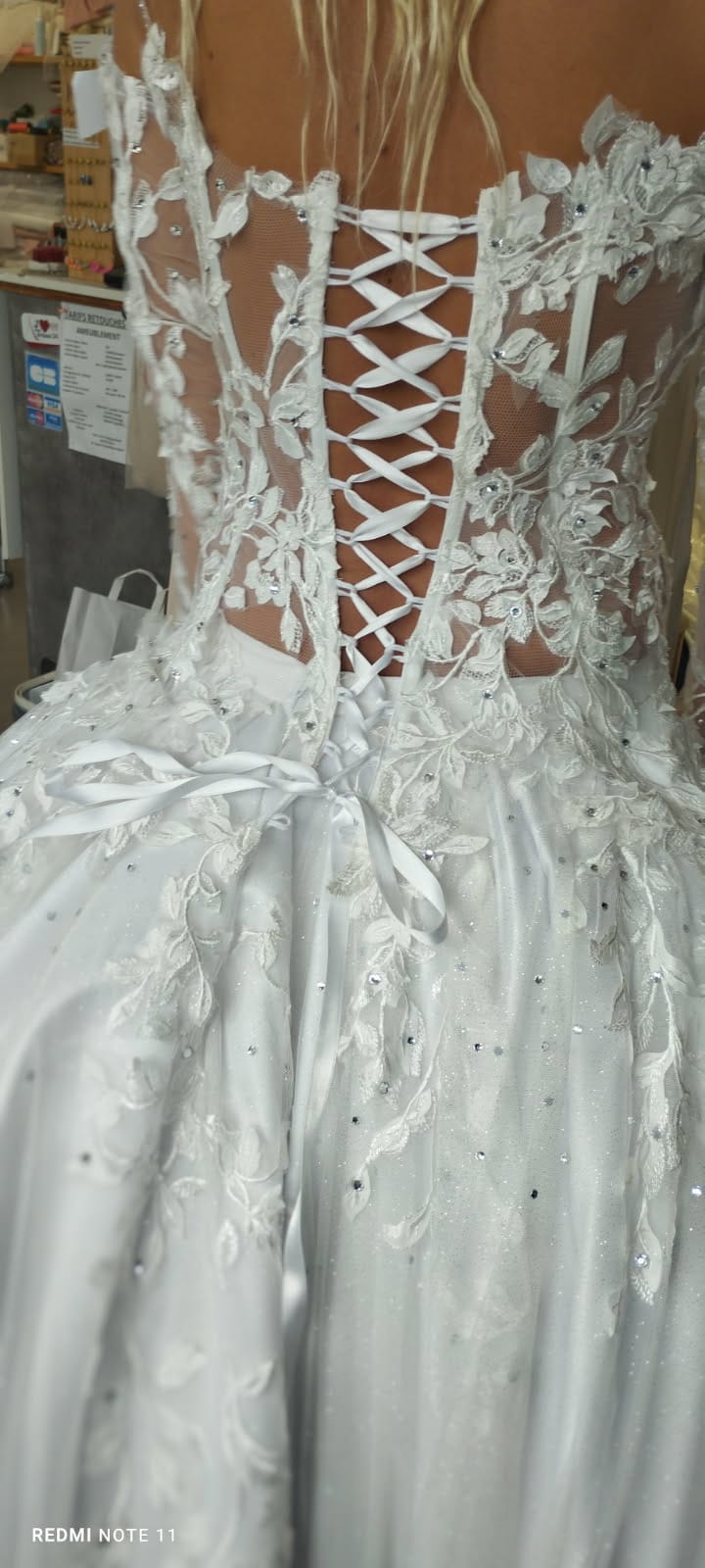 Dos robe de mariée corsage lacé dentelle fleurs