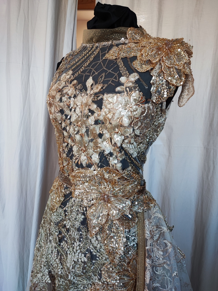 Robe haute couture dorée brodée sur mannequin