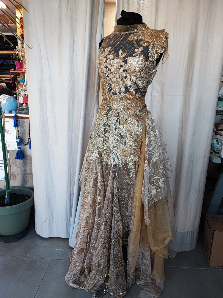 Robe haute couture dorée paillettes sur mannequin, dos