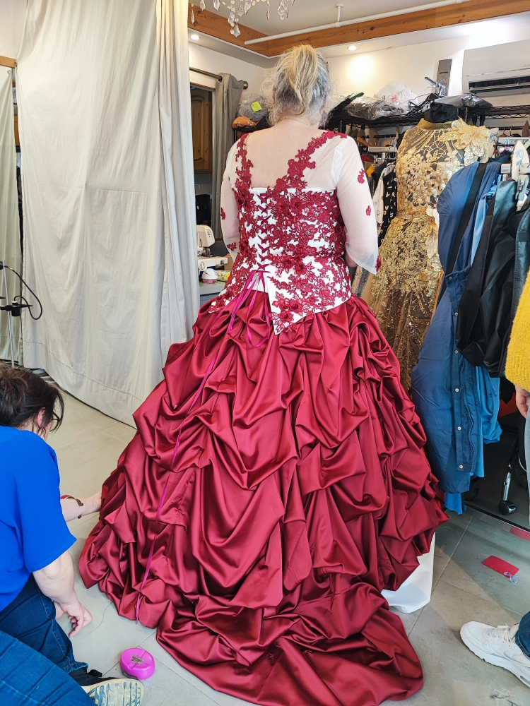 Robe bordeaux à volants sur mesure, essayage atelier