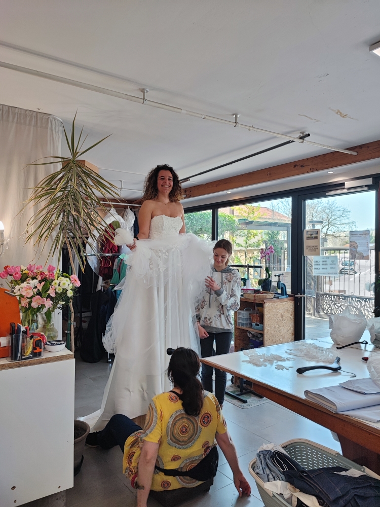 Ambiance atelier Isabelle Dupéré, essayage robe de mariée