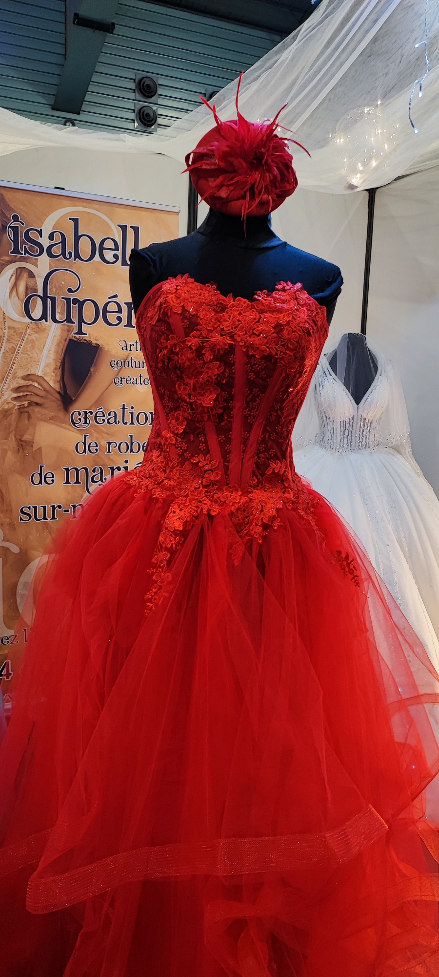 Robe rouge dentelle sur mannequin au stand Isabelle Dupéré