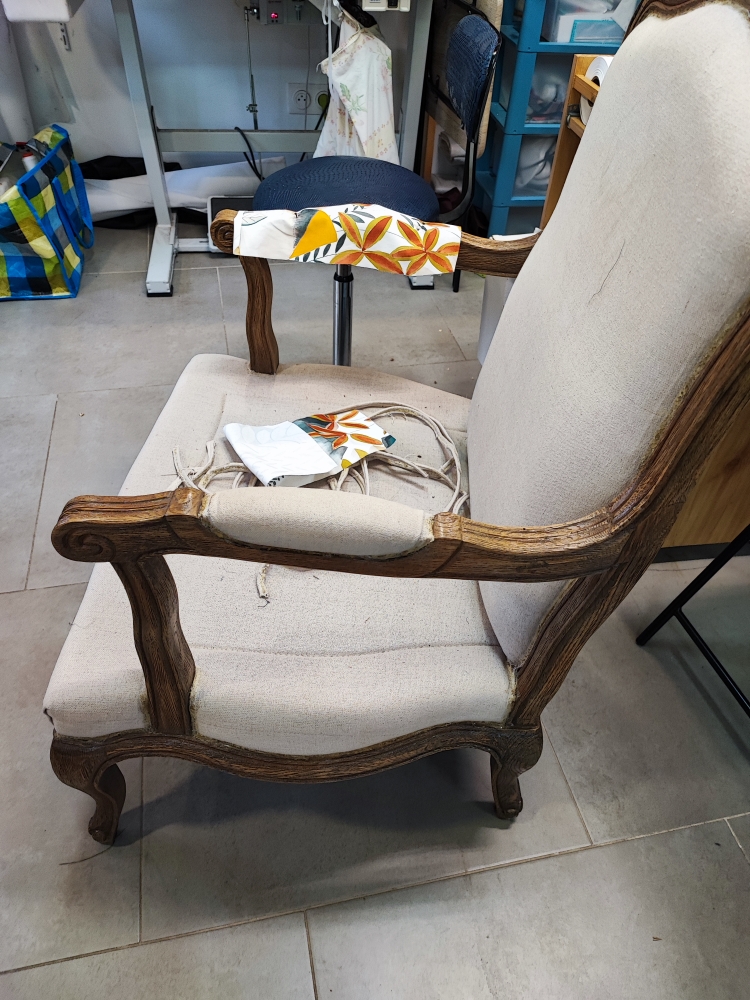 Fauteuil ancien en cours de retapissage — ameublement sur mesure