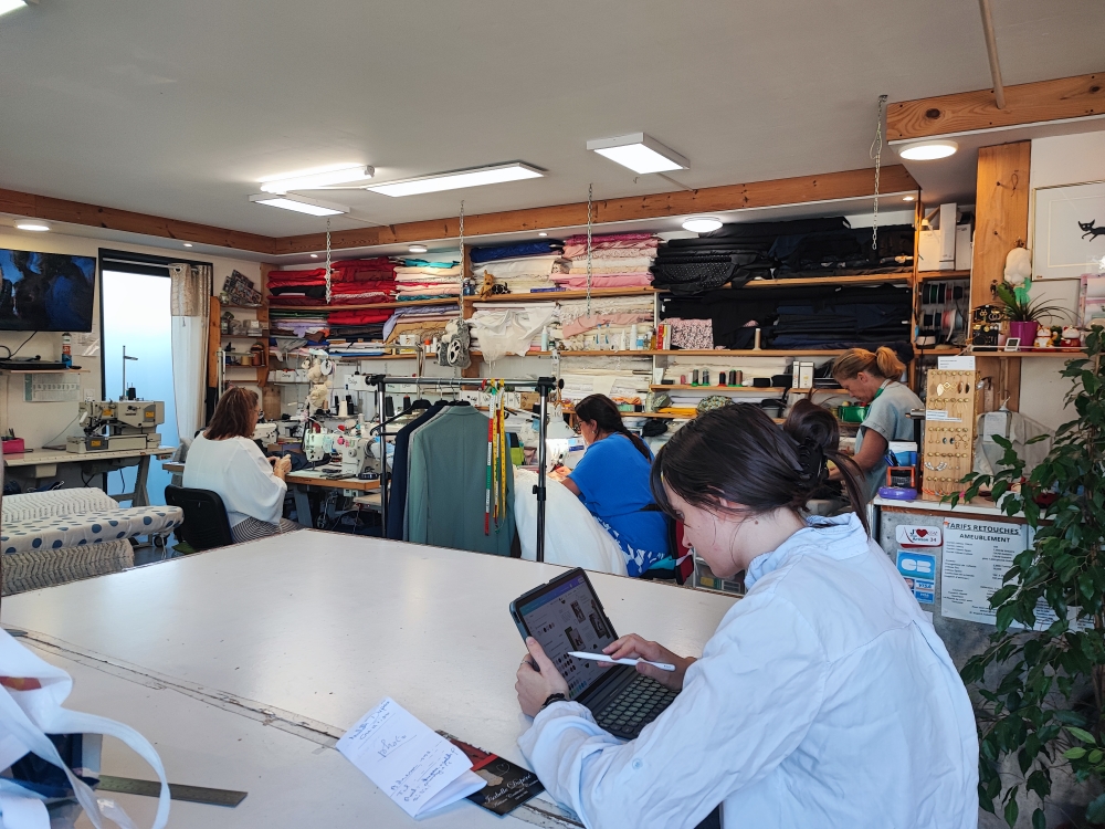 Vue générale de l'atelier Isabelle Dupéré avec les couturières au travail