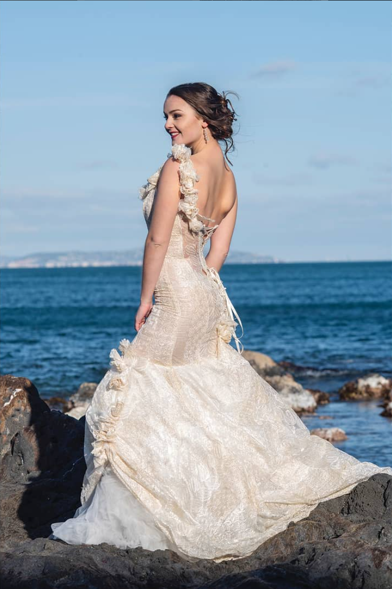 Robe de mariée sirène au bord de mer